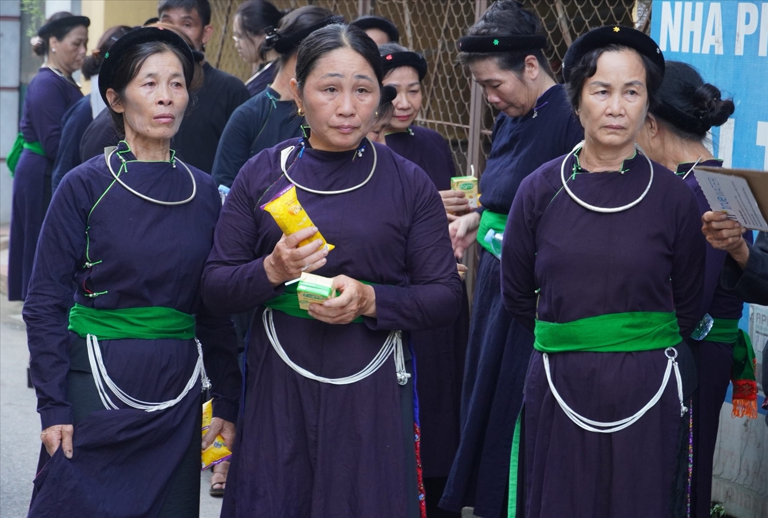 Bà Hà cùng mọi người trong đonà nhận bánh, sữa tình nguyện viên trao cho sau chuyến xe xuyên đêm về viếng Tổng Bí thư