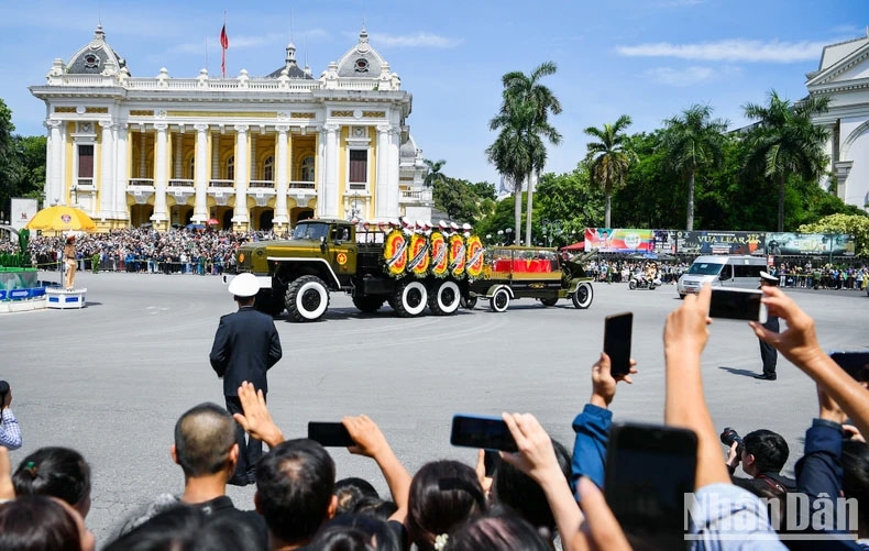 Đoàn xe chở linh cữu Tổng Bí thư Nguyễn Phú Trọng đi qua khu vực Nhà Hát Lớn. (Ảnh: Nhandan.vn)