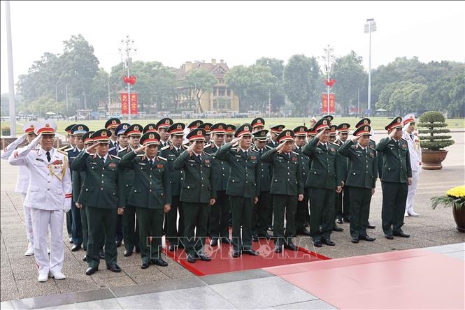 Đoàn đại biểu Quân uỷ Trung ương và Bộ Quốc phòng đặt vòng hoa, vào Lăng viếng Chủ tịch Hồ Chí Minh. Ảnh: Doãn Tấn/TTXVN