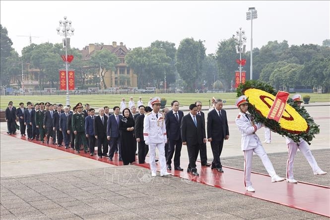 Đoàn đại biểu Ban Chấp hành Trung ương Đảng, Chủ tịch nước, Quốc hội, Chính phủ, Ủy ban Trung ương Mặt trận Tổ quốc Việt Nam đặt vòng hoa, vào Lăng viếng Chủ tịch Hồ Chí Minh. Ảnh: Doãn Tấn/TTXVN