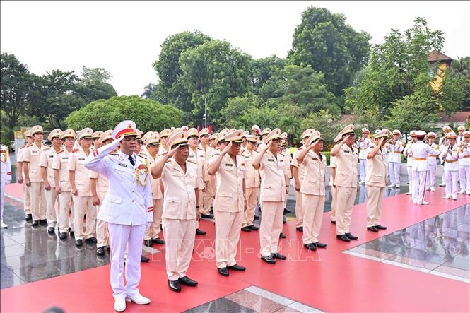 Đoàn đại biểu Đảng ủy Công an Trung ương và Bộ Công an đặt vòng hoa tại Đài tưởng niệm các Anh hùng liệt sỹ. 