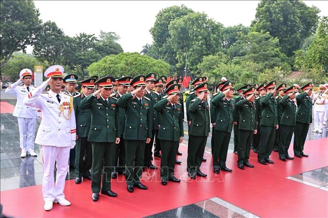 Đoàn đại biểu Quân ủy Trung ương và Bộ Quốc phòng tưởng niệm các Anh hùng liệt sỹ.