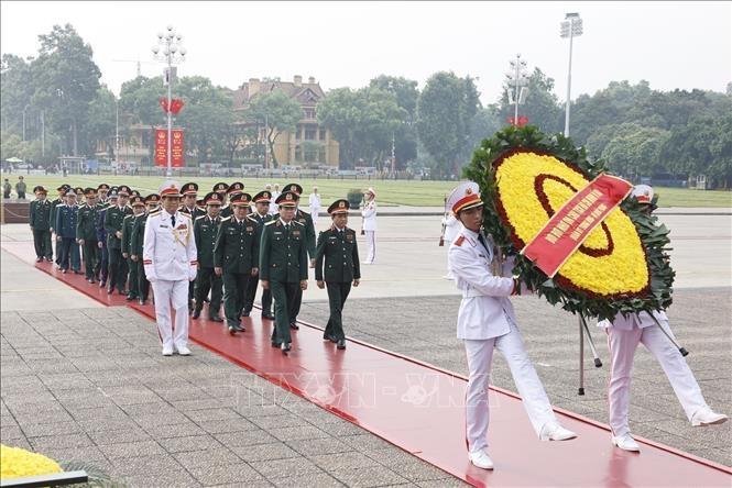 Đoàn đại biểu Quân uỷ Trung ương và Bộ Quốc phòng đặt vòng hoa, vào Lăng viếng Chủ tịch Hồ Chí Minh. Ảnh: Doãn Tấn/TTXVN