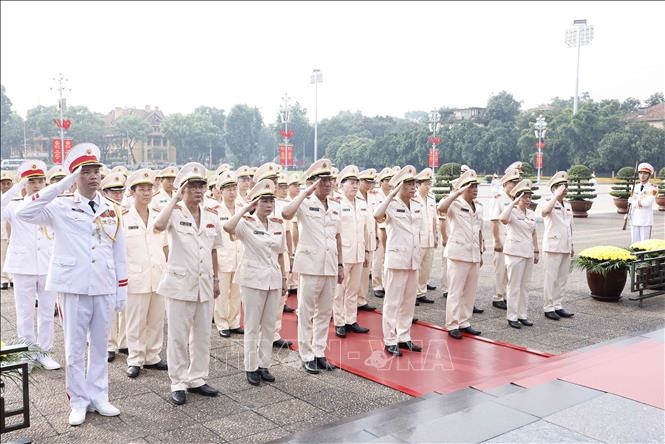 Đoàn đại biểu Đảng uỷ Công an Trung ương và Bộ Công an đặt vòng hoa, vào Lăng viếng Chủ tịch Hồ Chí Minh. Ảnh: Doãn Tấn/TTXVN