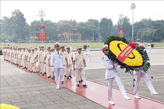 Đoàn đại biểu Đảng uỷ Công an Trung ương và Bộ Công an đặt vòng hoa, vào Lăng viếng Chủ tịch Hồ Chí Minh. Ảnh: Doãn Tấn/TTXVN