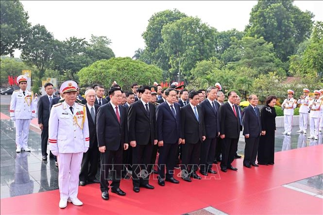 Các đồng chí lãnh đạo, nguyên lãnh đạo Đảng, Nhà nước tưởng niệm các anh hùng liệt sĩ. 