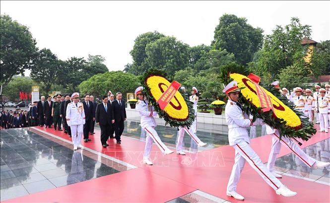 Đoàn Lãnh đạo Đảng, Nhà nước đặt vòng hoa tại Đài tưởng niệm các Anh hùng liệt sĩ. 