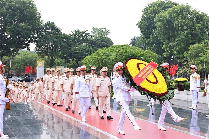 (DN) Lãnh đạo Đảng, Nhà nước viếng Chủ tịch Hồ Chí Minh và các anh hùng liệt sĩ 11