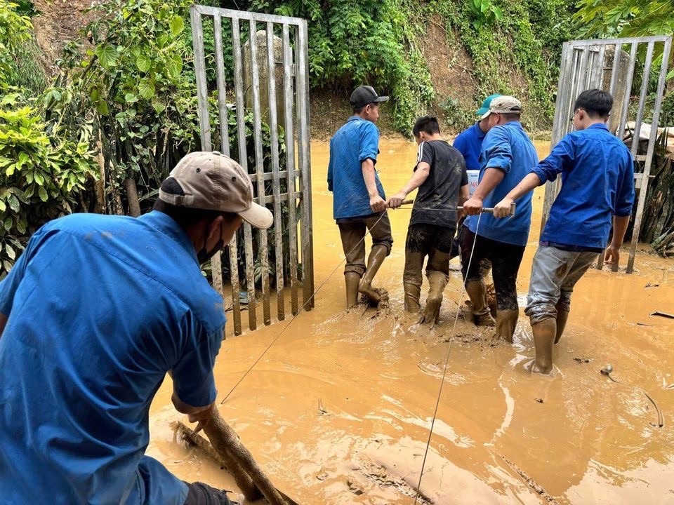 Trong những ngày qua, lực lượng đoàn viên thanh niên địa phương đã tích cực xung kích, tham gia cùng người dân để khắc phụ hậu quả thiên tai. (Ảnh: Bảo Anh)