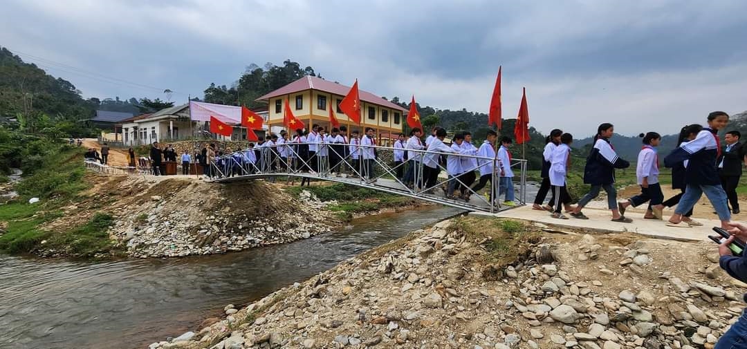 Khánh Thành cầu dân sinh vượt lũ ở bản Na, xã Nậm Nhoóng, huyện Quế Phong