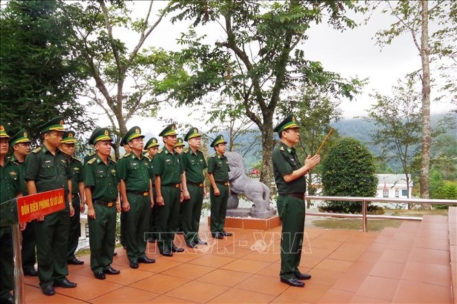 Đoàn Bộ đội Biên phòng tỉnh Lai Châu dâng hương tưởng niệm các Anh hùng liệt sĩ xã Sì Lở Lầu, huyện Phong Thổ. Ảnh: TTXVN