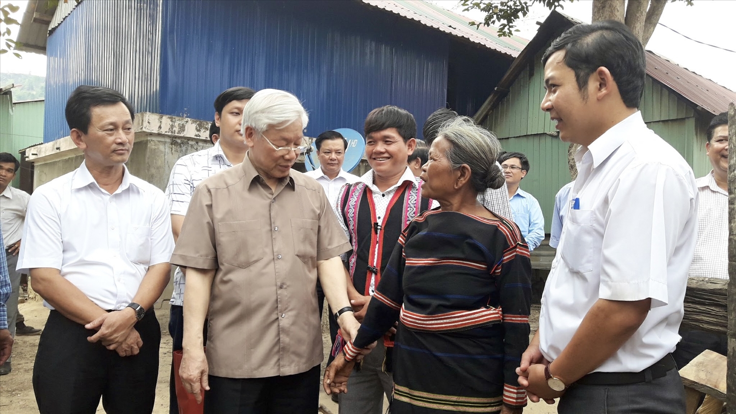 Tổng Bí thư Nguyễn Phú Trọng trò chuyện, lắng nghe tâm tư của bà con xã Ayun trong chuyến thăm năm 2017