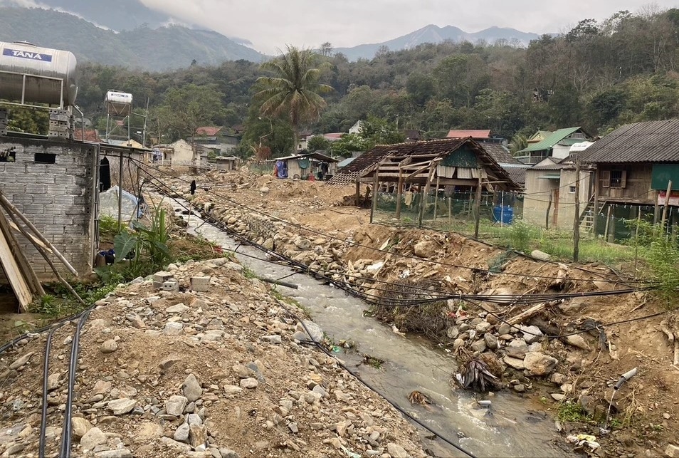 Thiên tai khắc nghiệt với mưa bão, lũ quét cũng là nguyên nhân khiến cho công tác giảm nghèo ở Kỳ Sơn khó khăn hơn. (Trong ảnh: Bản làng tan hoang ở xã Tà Cạ vì trận lũ lịch sử cuối năm 2022)