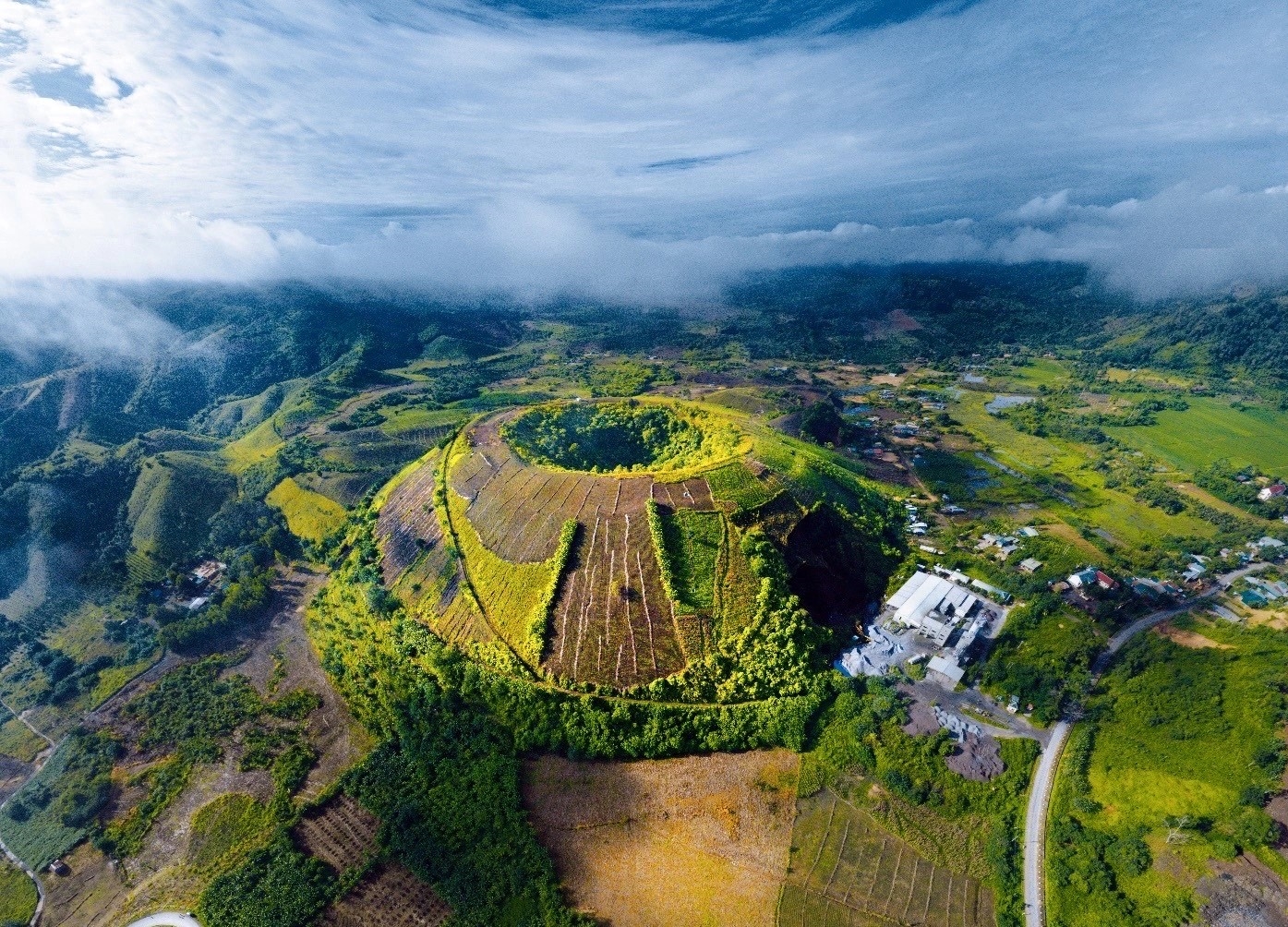 Núi lửa Nâm Kar - một trong năm miệng núi lửa tiêu biểu trong Công viên địa chất toàn cầu UNESCO Đắk Nông (Ảnh: Trần An).