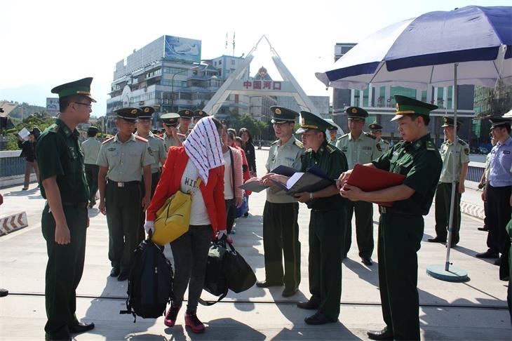 BĐBP Lào Cai tiếp nhận nạn nhân bị mua bán do cơ quan chức năng Trung Quốc trao trả. Ảnh: Trung Dũng.