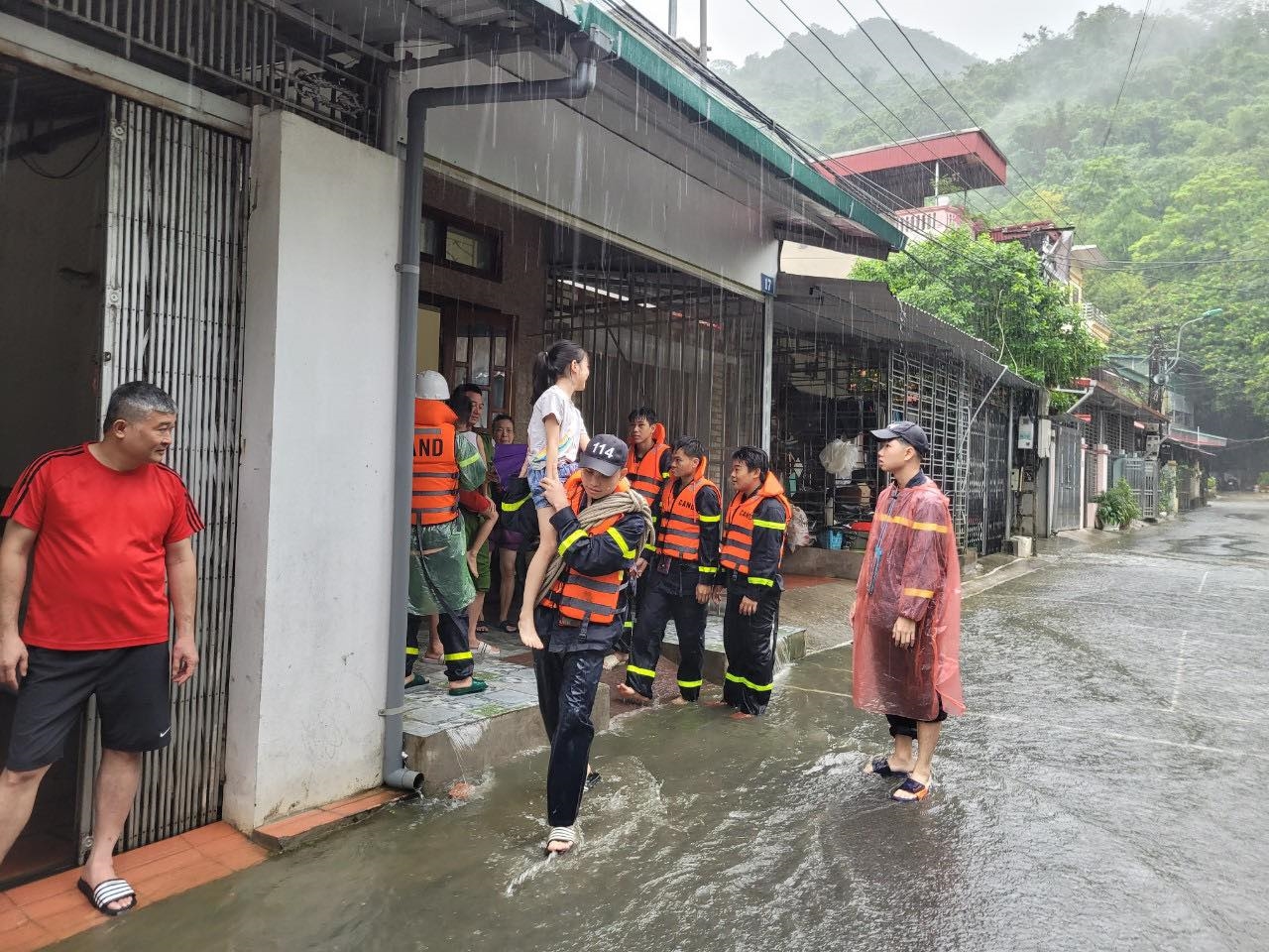 Lực lượng công an tỉnh Hà Giang sơ tán người dân tại một số địa điểm tại thành phố Hà Giang có nguy cơ ngập sâu