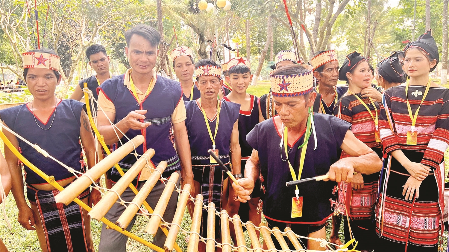 Người có uy tín Đinh Văn Phâng cùng đội cồng chiêng trình diễn tại Ngày hội văn hóa các dân tộc tỉnh Gia Lai lần thứ III - 2024