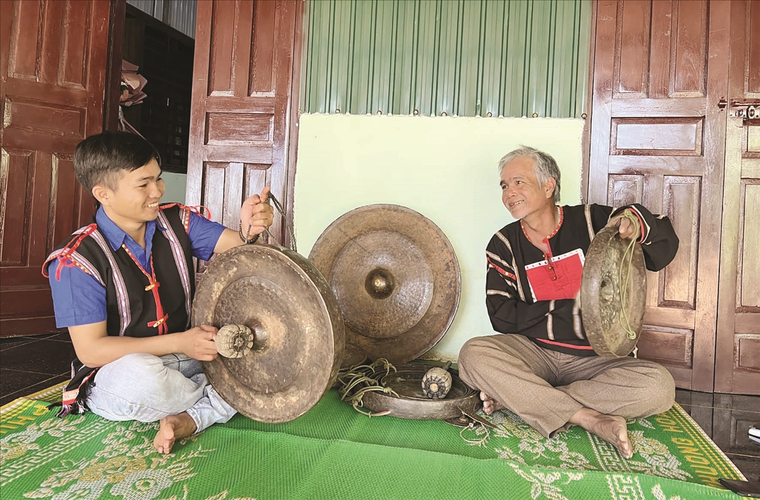 Người có uy tín Nay Tek hướng dẫn thanh niên trong làng Djriêk (thị trấn Nhơn Hòa, huyện Chư Pưh) chỉnh chiêng