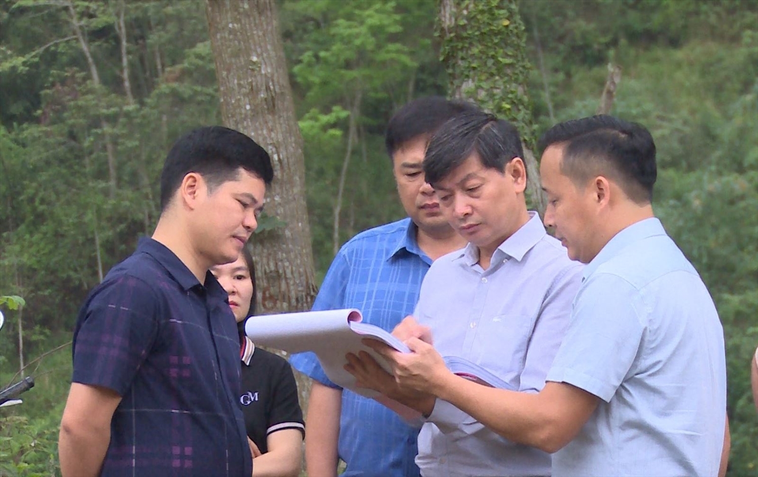 Ông Bế Văn Hùng (đứng giữa) - Trưởng Ban Dân tộc tỉnh Cao Bằng kiểm tra công tác triển khai Chương trình MTQG 1719 tại cơ sở.
