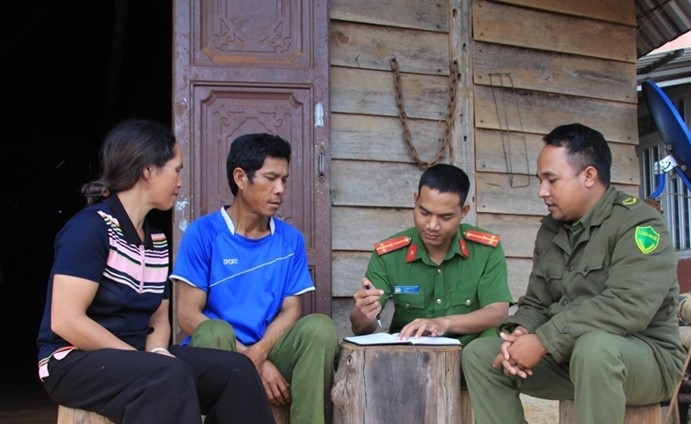 Cán bộ thôn, Công an xã Cư Né, huyện Krông Búk, tỉnh Đắk Lắk đến nhà người dân tuyên truyền về tác hại của ma túy và công tác phòng, chống ma túy.