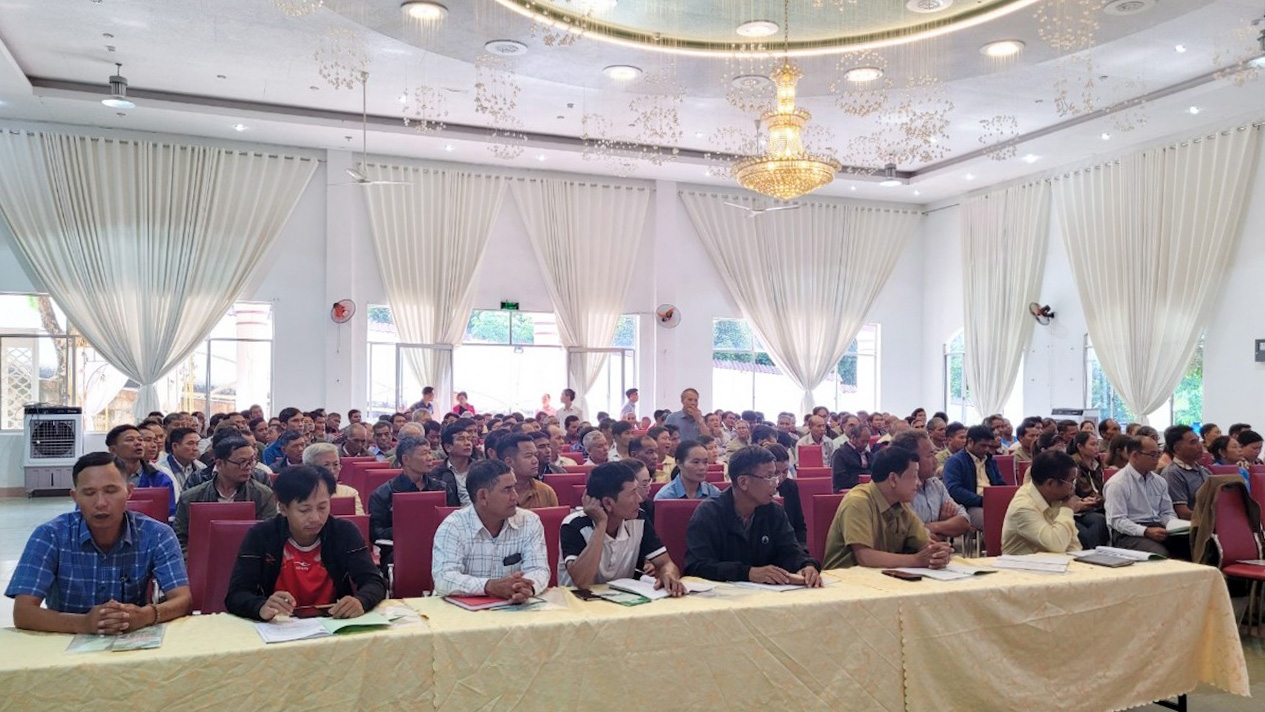 Các đại biểu là Trưởng thôn, bản, Người có uy tín trong đồng bào DTTS tỉnh Lâm Đồng tham gia lớp tập huấn, bồi dưỡng kiến thức về phòng, chống tội phạm ma túy và các tệ nạn xã hội.