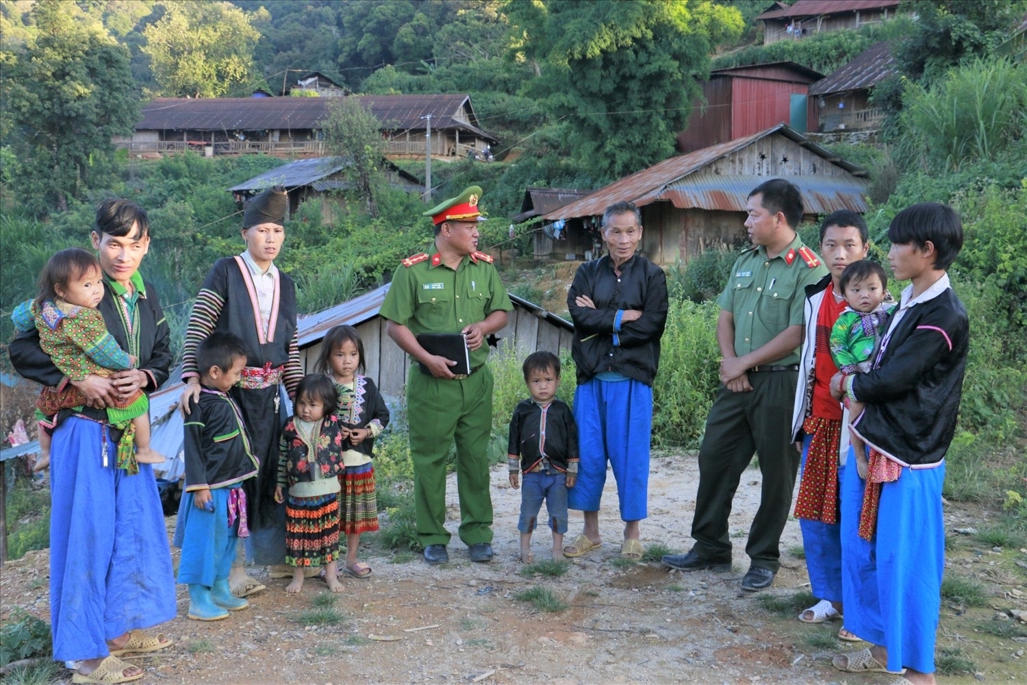 Công an tỉnh Lai Châu tuyên truyền, vận động Người có uy tín tham gia phòng chống ma túy tại các xóm bản.