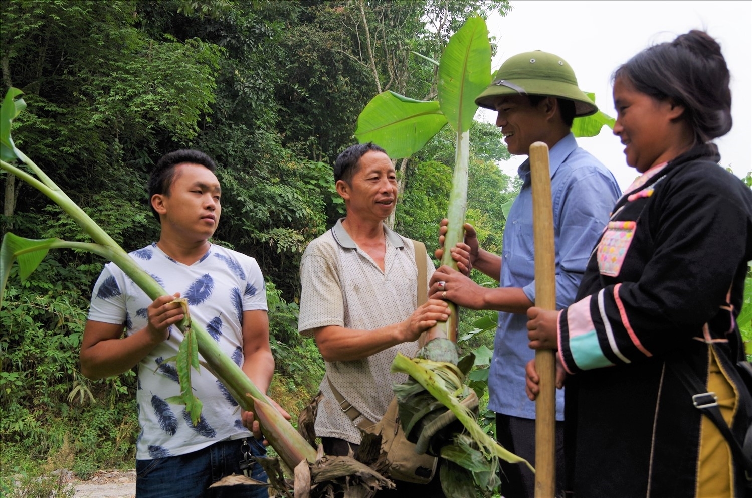 Cán bộ Đồn Biên phòng Huổi Luông, Bộ đội Biên phòng Lai Châu hướng dẫn người dân kỹ thuật trồng chuối, phát triển kinh tế.