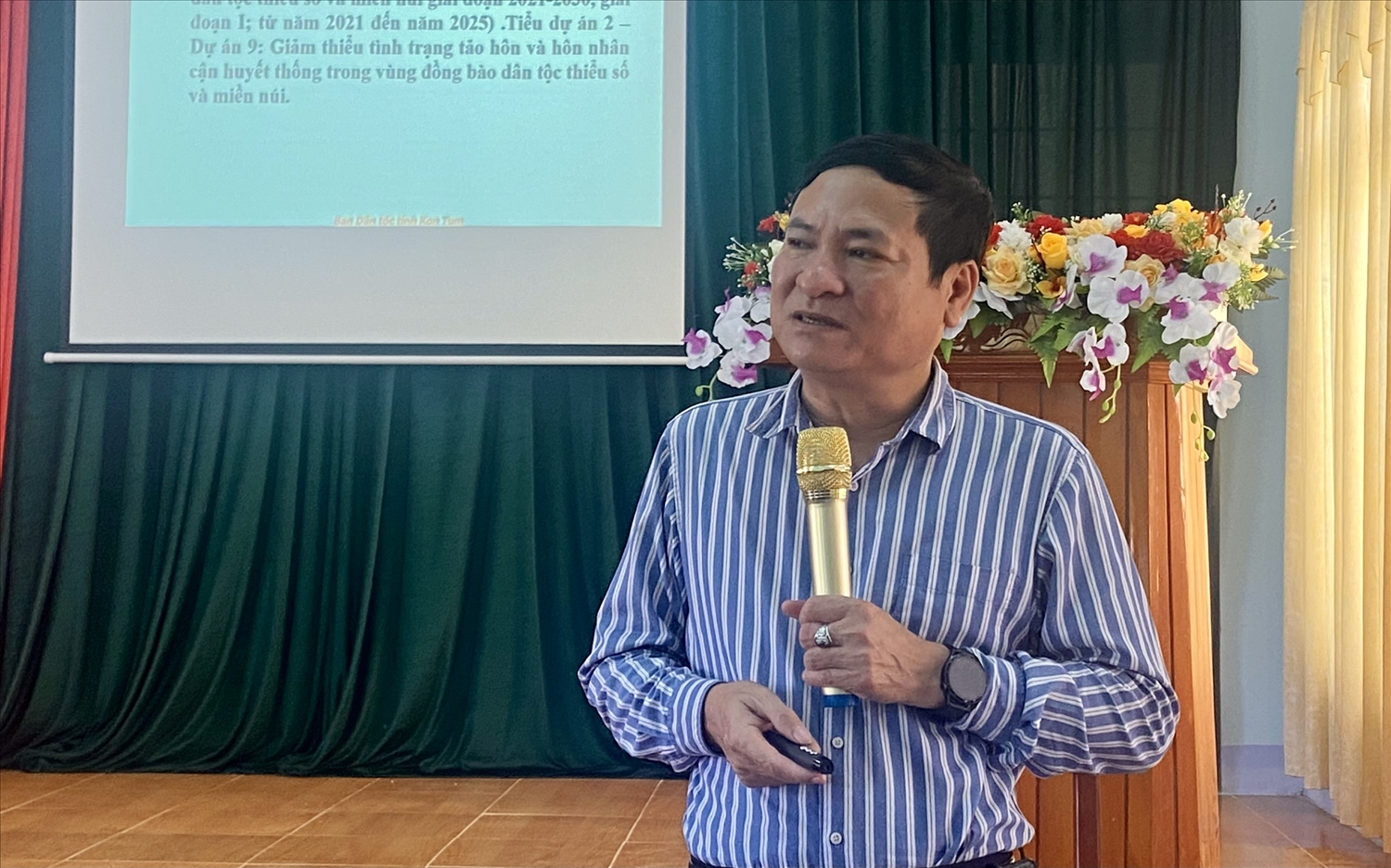 Ông Hà Hồng Duy – Phó trưởng Ban Dân tộc tỉnh Kon Tum phát biểu khai mạc lớp tập huấn