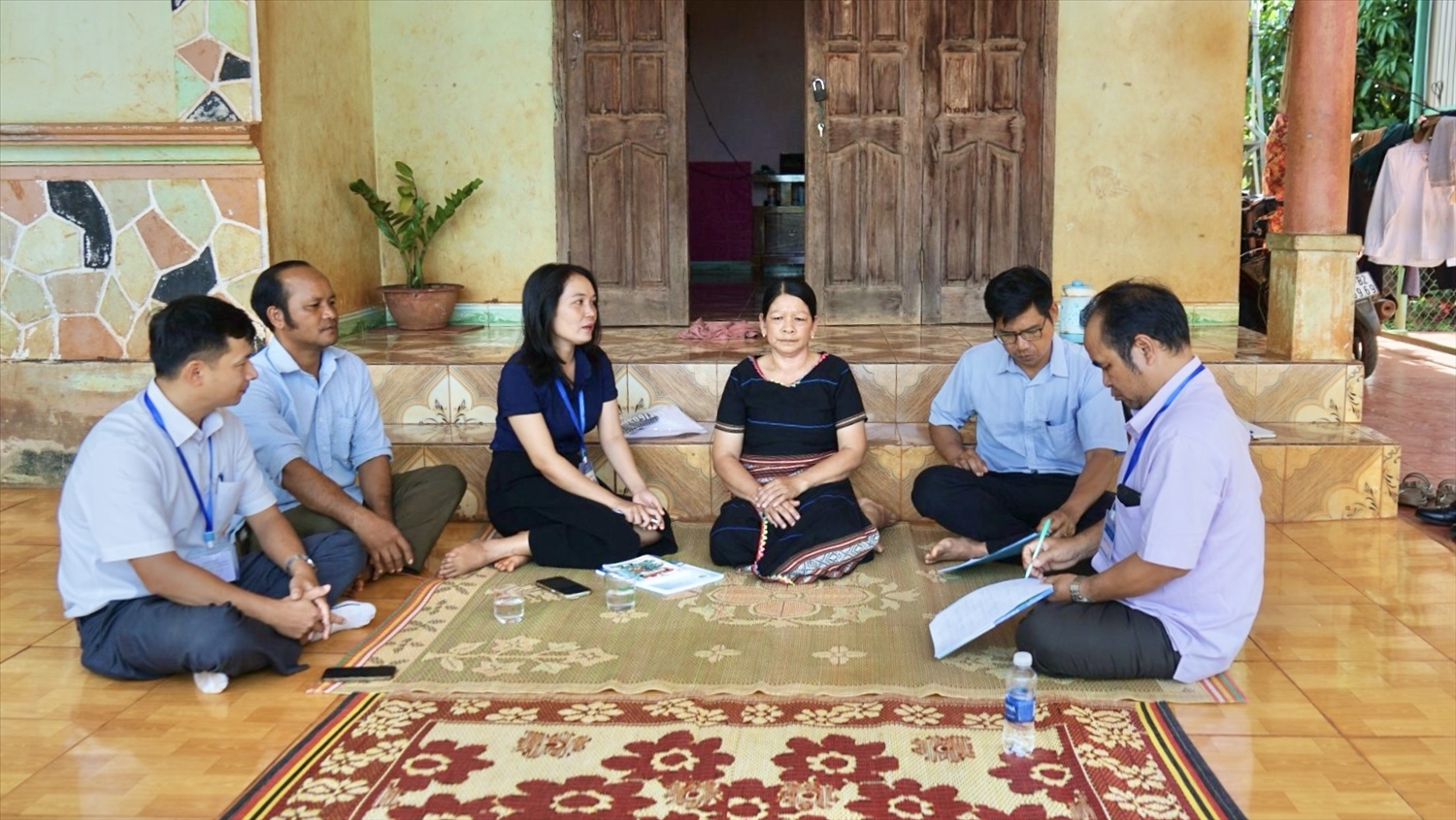 Đoàn giám sát dự phỏng vấn hộ điều tra tại làng Tung xã Ia Nan ( huyện Đức Cơ)