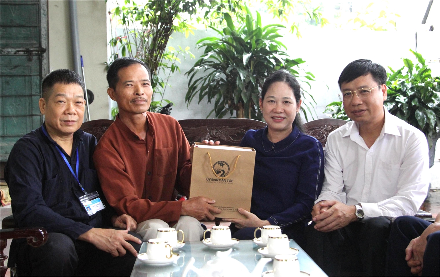 Thứ trưởng, Phó Chủ nhiệm Nông Thị Hà tặng quà cho gia đình ông Nguyễn Tiến Sỹ (Người có uy tín ở phường Quang Vinh, Tp. Thái Nguyên)