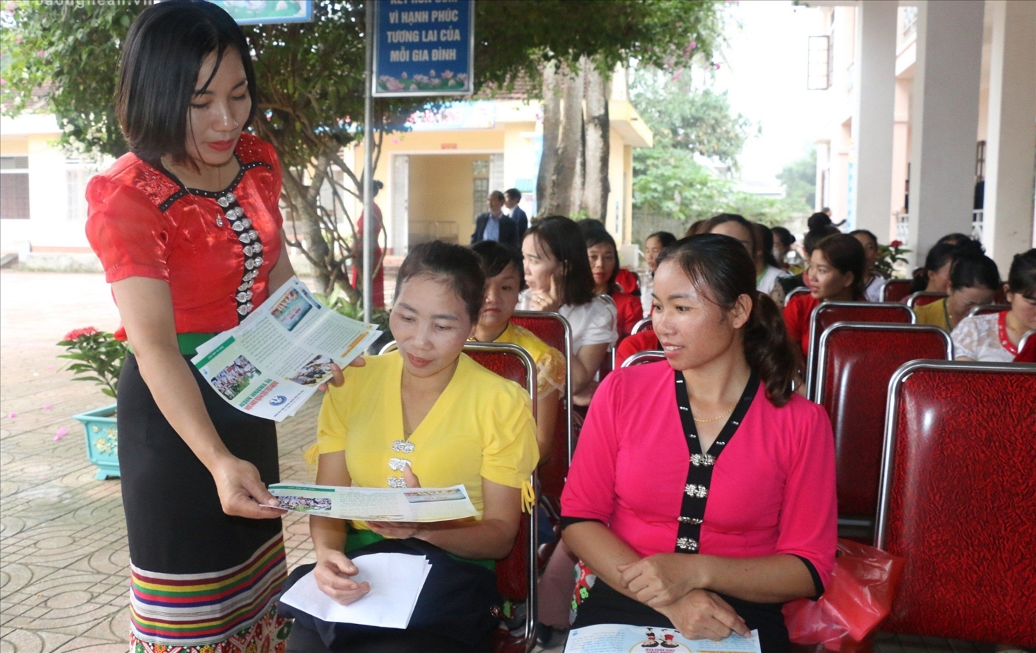 Người dân huyện Quỳ Hợp tham gia điểm cung cấp dịch vụ dân số - ảnh: Mỹ Hà