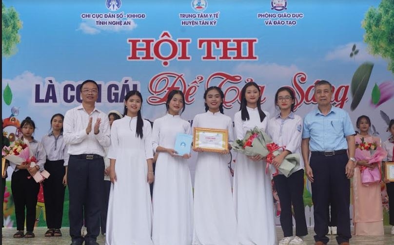 Nhiều hoạt động tuyên truyền được triển khai (Trong ảnh: Tổ chức Hội thi ""Là con gái để tỏa sáng" tại Trường THCS Kỳ Tân, huyện Tân Kỳ )