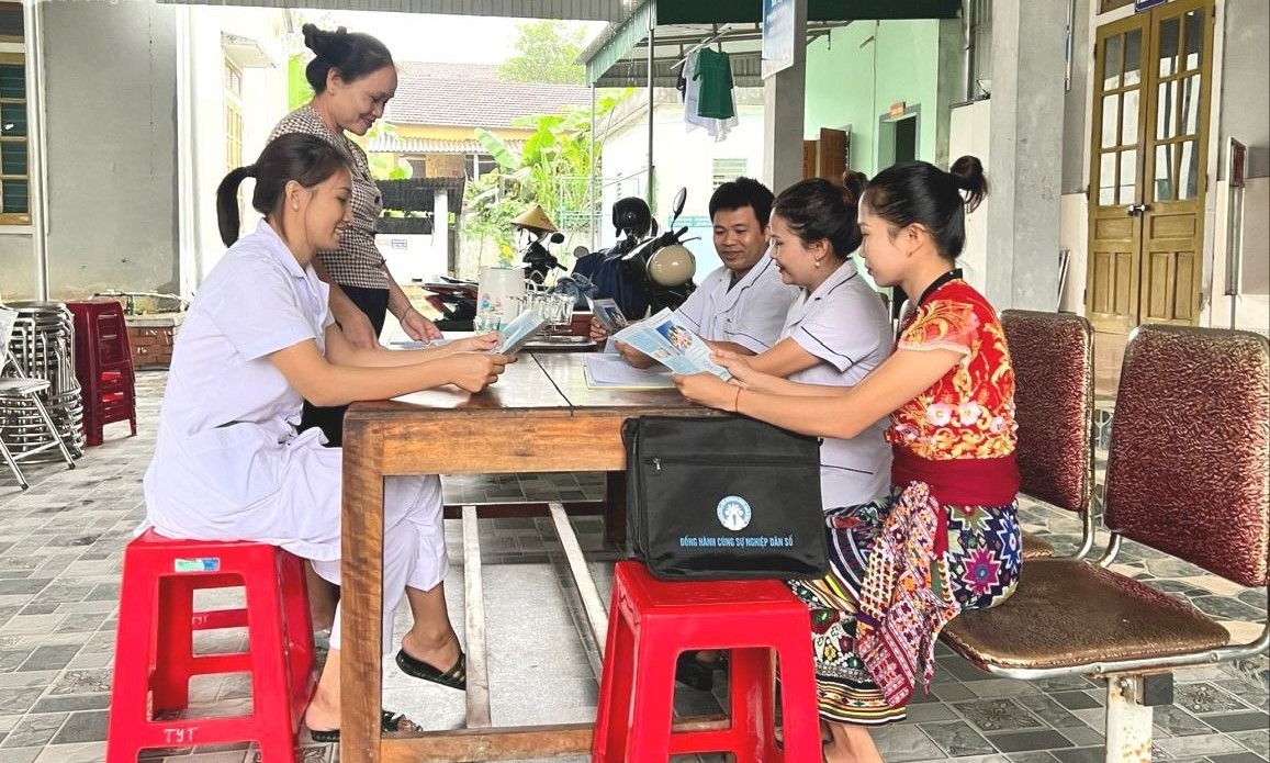 Tuyên truyền chính sách dân số cho người dân xã Bình Chuẩn huyện Con Cuông - ảnh: Mỹ Hà