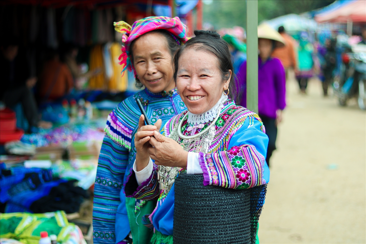 Thông qua ứng dVới điện thoại thông minh phụ nữ huyện Hoàng Su Phì dễ dàng tiếp cận các văn bản chính sách thông qua các fanpage Facebook, nhóm Zalo của Hội LHPN các xã, thị trấn 