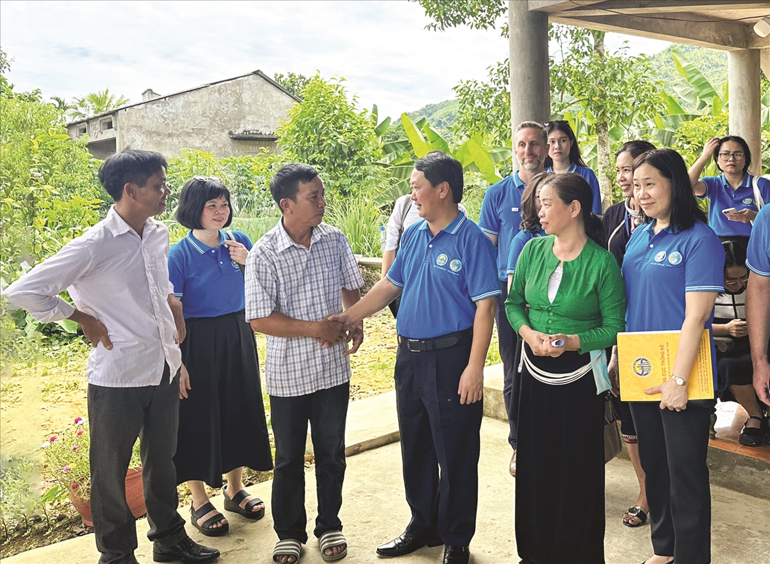 Bộ trưởng, Chủ nhiệm Ủy ban Dân tộc Hầu A Lềnh khảo sát một số hộ dân được lựa chọn điều tra.