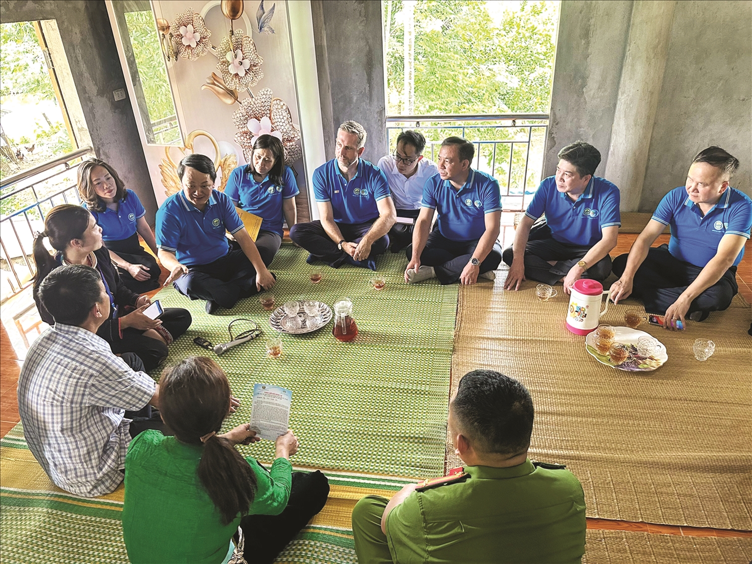 Bộ trưởng, Chủ nhiệm Uỷ ban Dân tộc Hầu A Lềnh khảo sát một số hộ dân được lựa chọn điều tra.