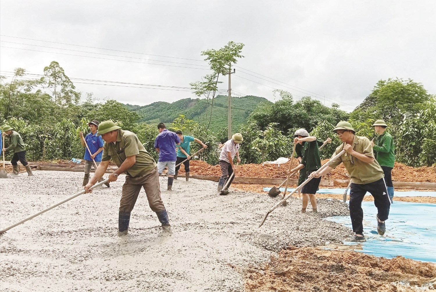 Cựu chiến binh huyện Tiên Yên đồng sức đồng lòng cùng người dân làm đường giao thông nông thôn.