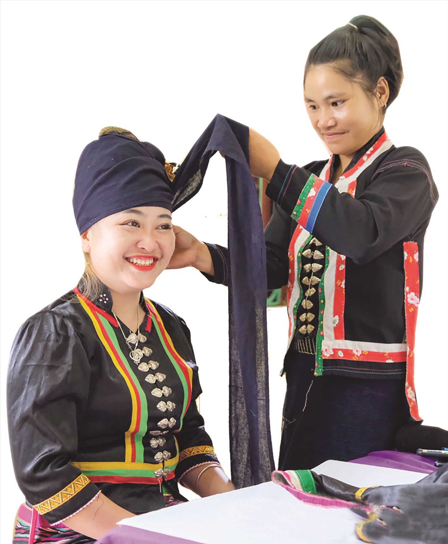 Phụ nữ Cống chỉnh trang trang phục truyền thống.