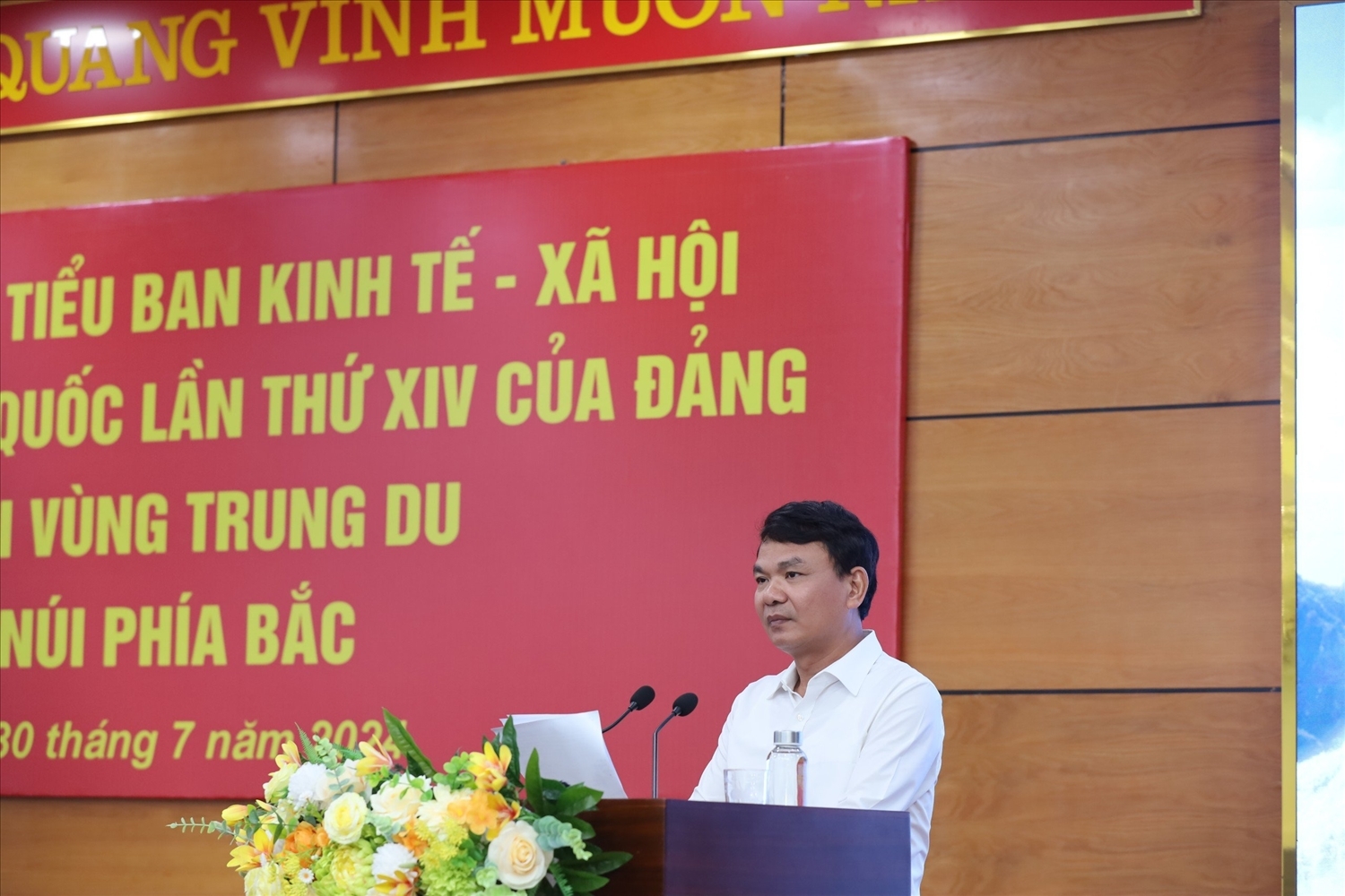 Bí thư tỉnh ủy Lào Cai Đặng Xuân Phong báo cáo tình hình KT-XH của tỉnh với đoàn công tác tại buổi làm việc