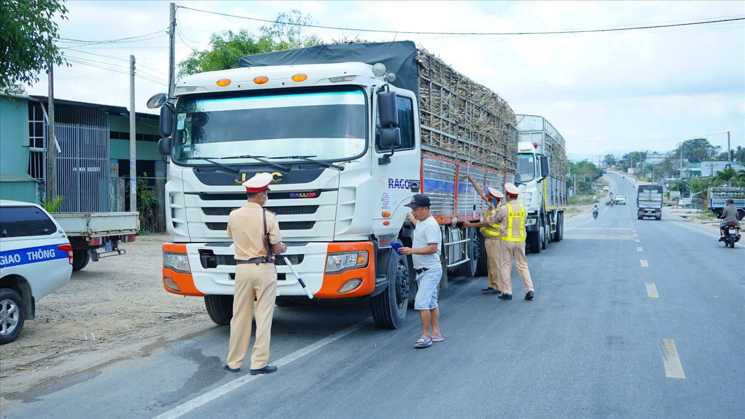 Lực lượng Cảnh sát giao thông, Công an tỉnh Gia Lai tăng cường kiểm tra các phương tiện giao thông bảo đảm trật tự an toàn giao thông trên địa bàn