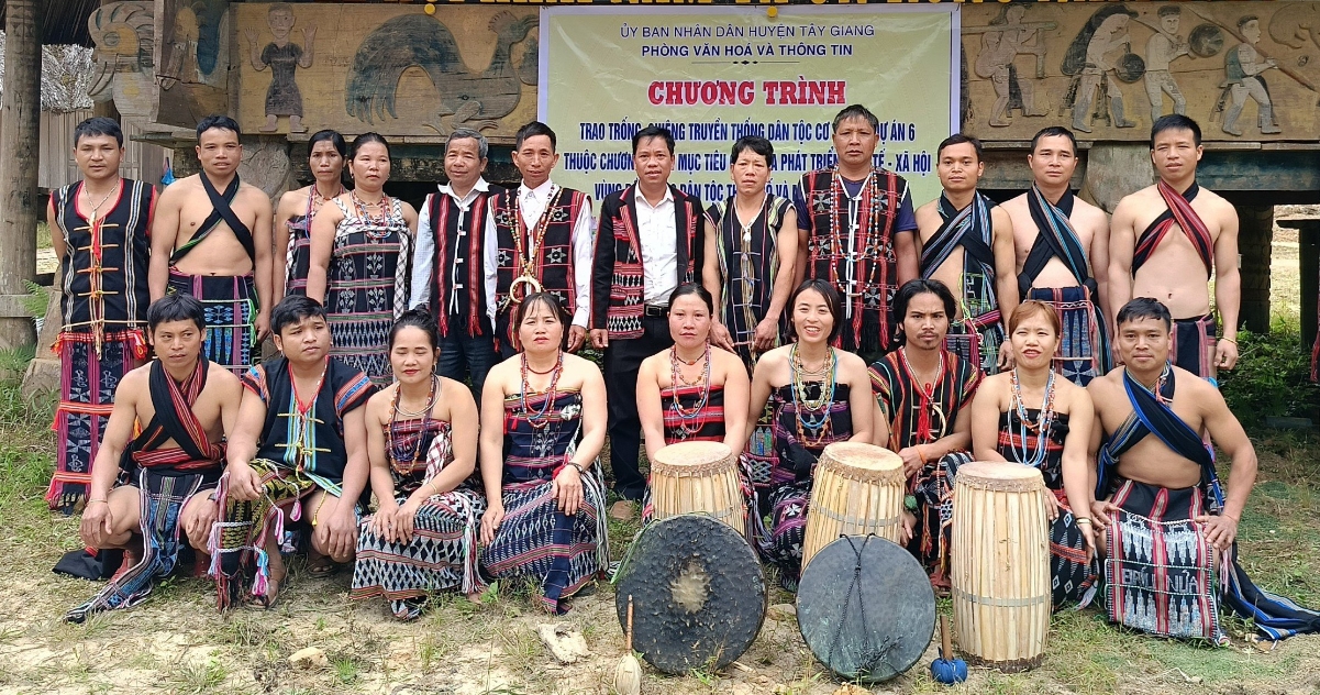 Liên hoan cồng chiêng, múa tân tung da dá nhằm giữ gìn và phát huy nét đẹp văn hóa của người Cơ Tu.