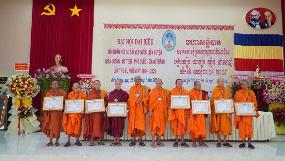 Dịp này, Hội Đoàn kết sư sãi yêu nước tỉnh Kiên Giang đã tặng bằng tán dương công đức cho 8 tập thể, 4 cá nhân đã có thành tích xuất sắc trong hoạt động Hội Đoàn kết sư sãi yêu nước liên huyện Giang Thành, Kiên Lương, TP. Hà Tiên nhiệm kỳ 2019-2024.