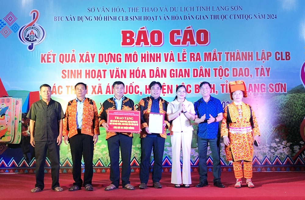 Đại diện lãnh đạo Sở Văn hóa Thể thao và Du lịch cùng UBND huyện Lộc Bình trao Quyết định và hỗ trợ kinh phí cho Câu lạc bộ