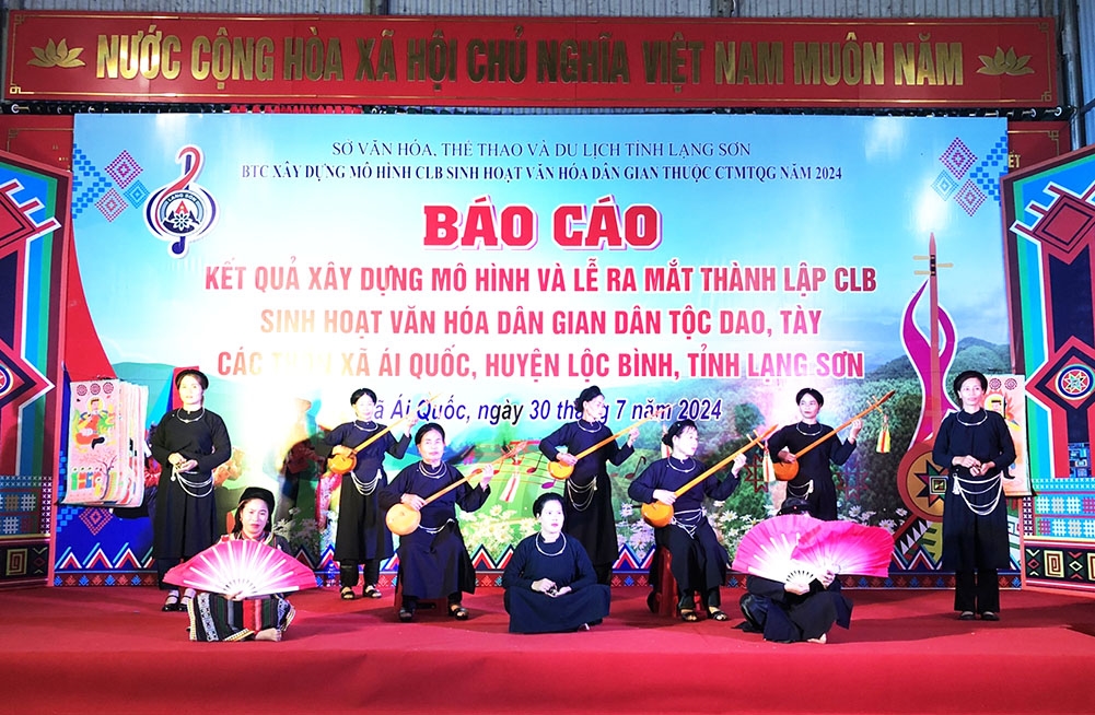 Tiết mục biểu diễn hát Then của đồng bào dân tộc Tày tại lễ ra mắt Câu lạc bộ