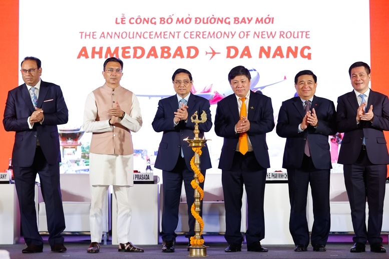 Thủ tướng dự lễ công bố đường bay Đà Nẵng (Việt Nam) - Ahmedabad (Bang Gunjarat, Ấn Độ) và đón hành khách thứ 200 triệu của hãng hàng không Vietjet. (Ảnh: VGP/Nhật Bắc)