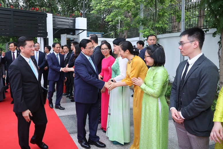 Thủ tướng Phạm Minh Chính và đoàn đại biểu Việt Nam gặp gỡ cán bộ, nhân viên Đại sứ quán, cộng đồng người Việt Nam tại Ấn Độ - Ảnh: VGP/Nhật Bắc