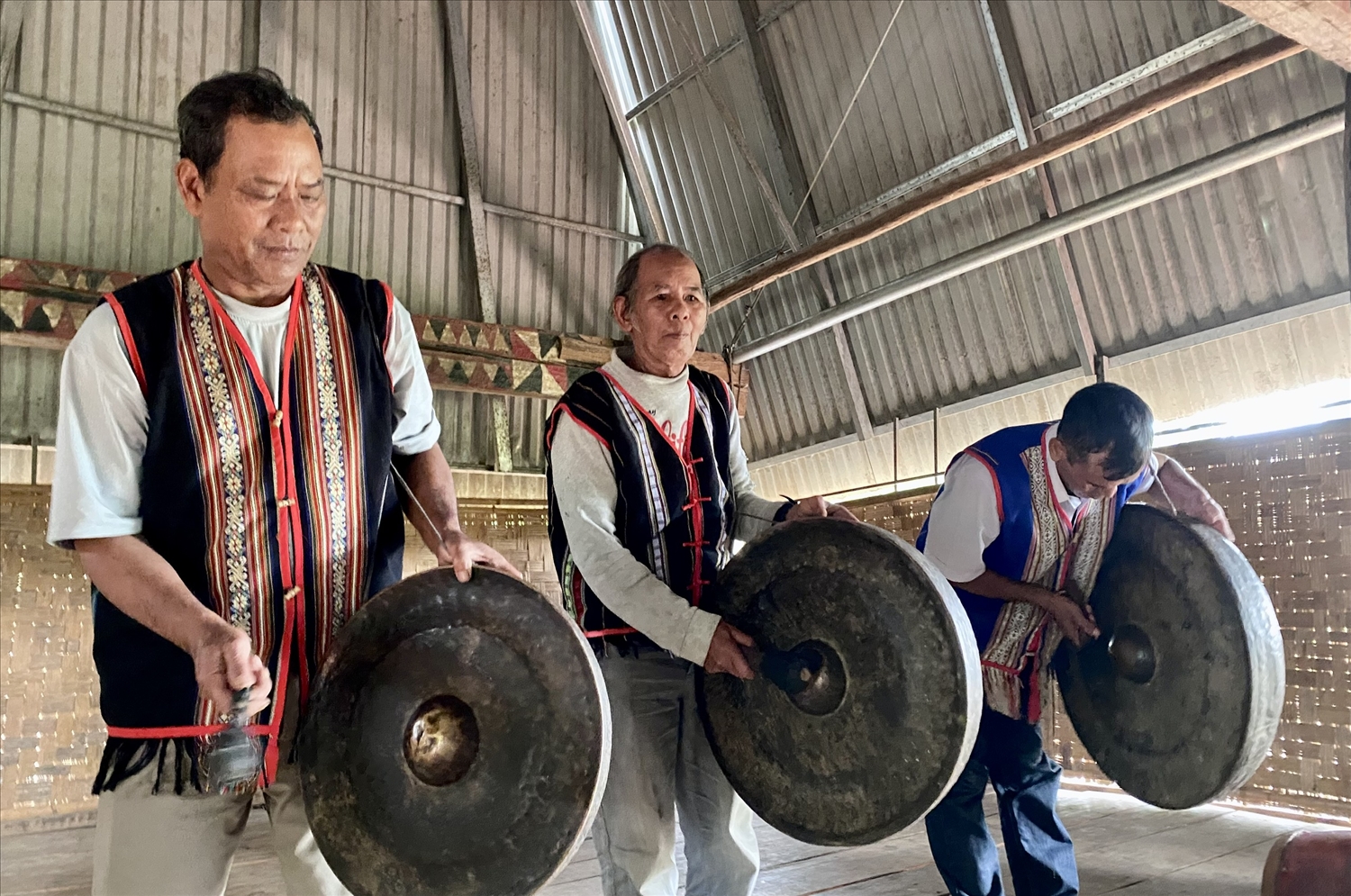 Những nghệ nhân người Ba Na trình diễn cồng chiêng