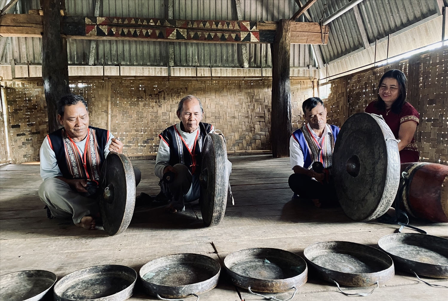 Công chiêng được xem là tài sản quý giá của đồng bào Ba Na ở thôn Đăk Rao Lớn, thị trấn Đăk Tô, huyện Đăk Tô