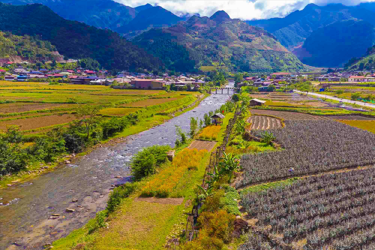 Dòng suối chảy qua bản làng mang lại cảm giác bình yên