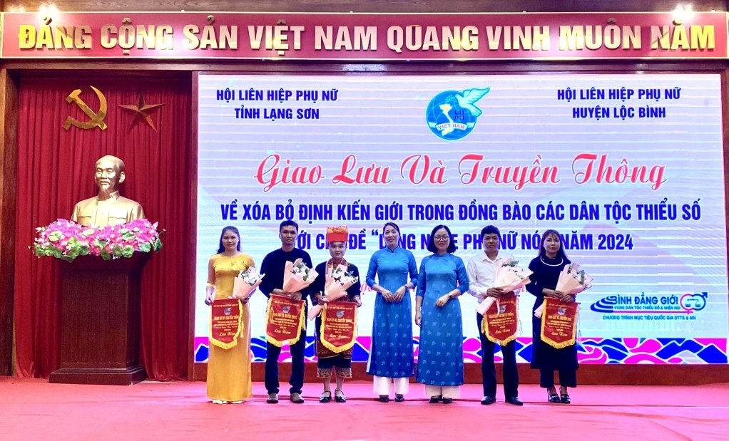 Lãnh đạo Hội LHPN tỉnh và Hội LHPN huyện tặng cờ lưu niệm cho các đơn vị tham gia chương trình